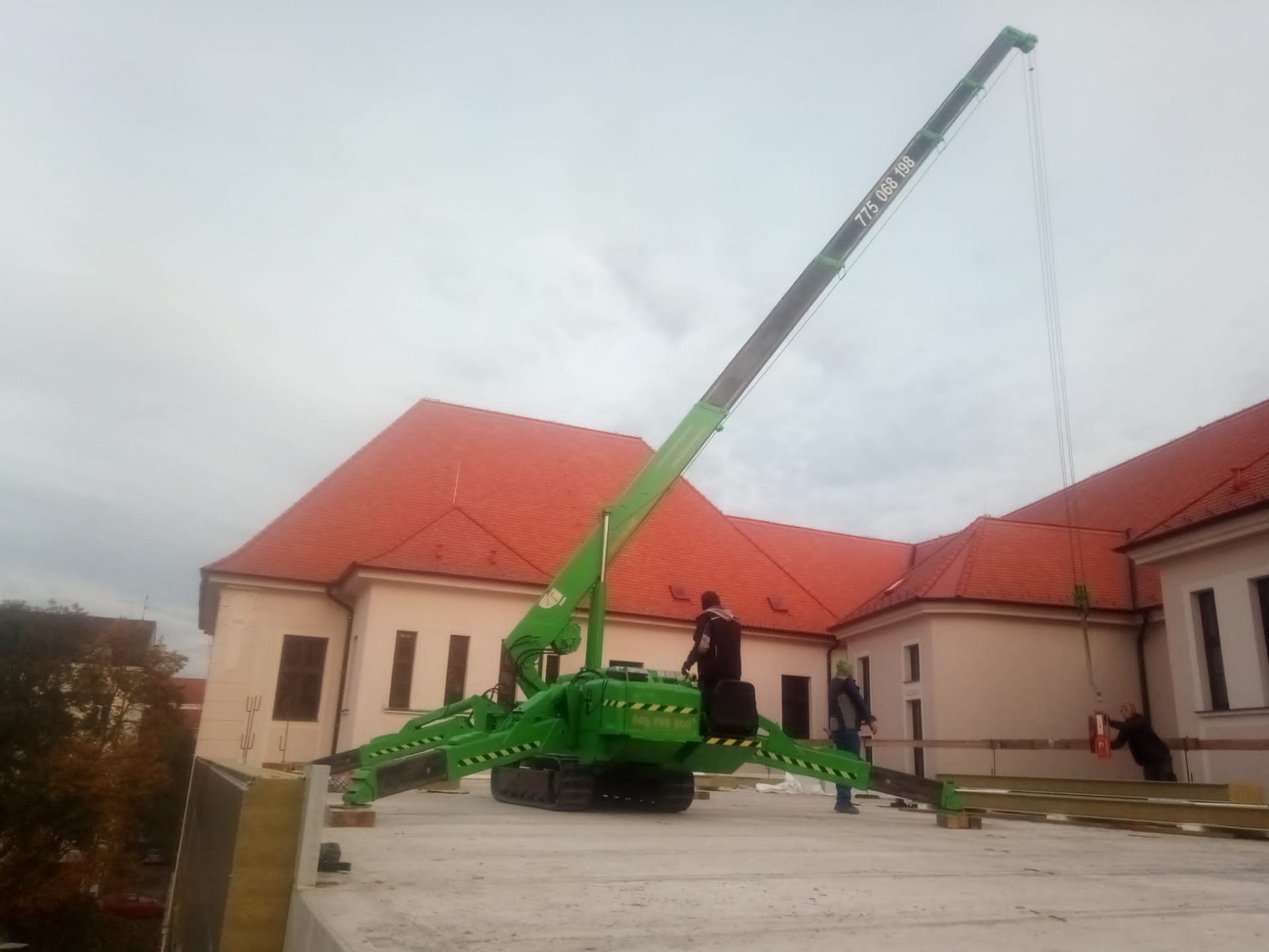 Minijeřáb při práci na střeše